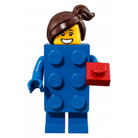 Mädchen im Kostüm aus LEGO® Steinen